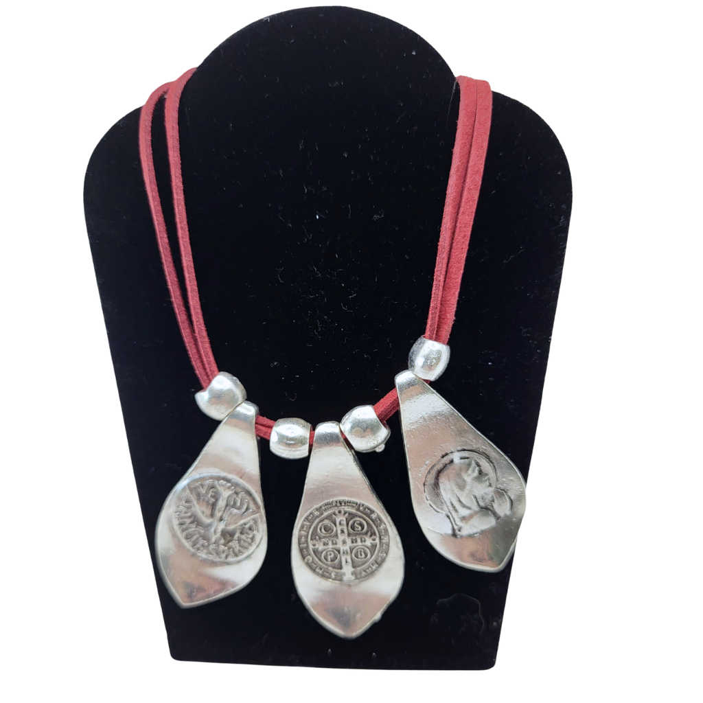 Model necklace three medals available in red and black